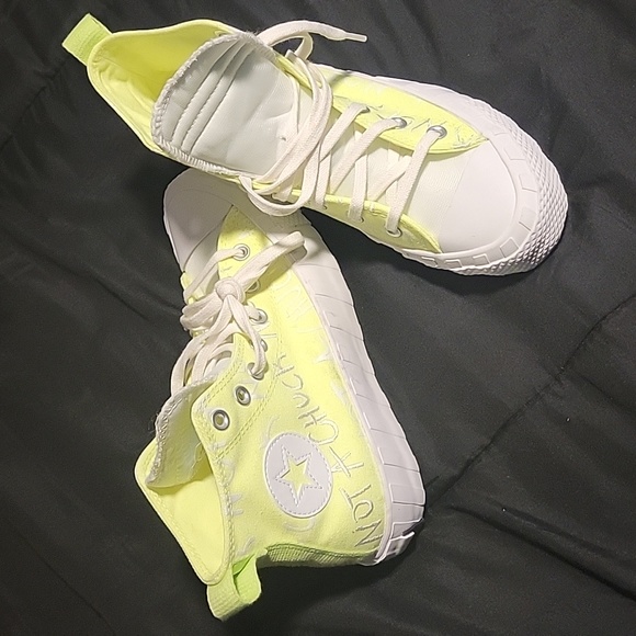 Chuck Taylor's Neon Yellow Sz 6 kids - Picture 3 of 3